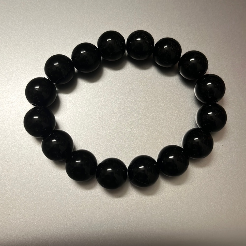 Handmade black beads elastic bracelet.